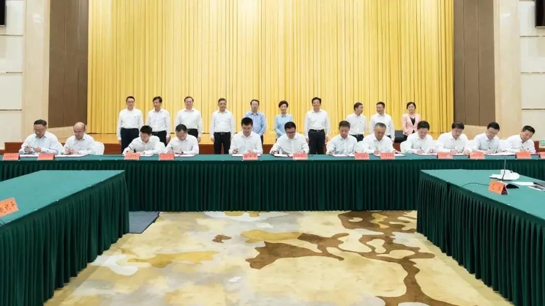 上海市長(zhǎng)龔正蒞臨上海永進(jìn)電纜集團(tuán)招聘展位—上進(jìn)電纜積極參與滬遵扶貧協(xié)作！